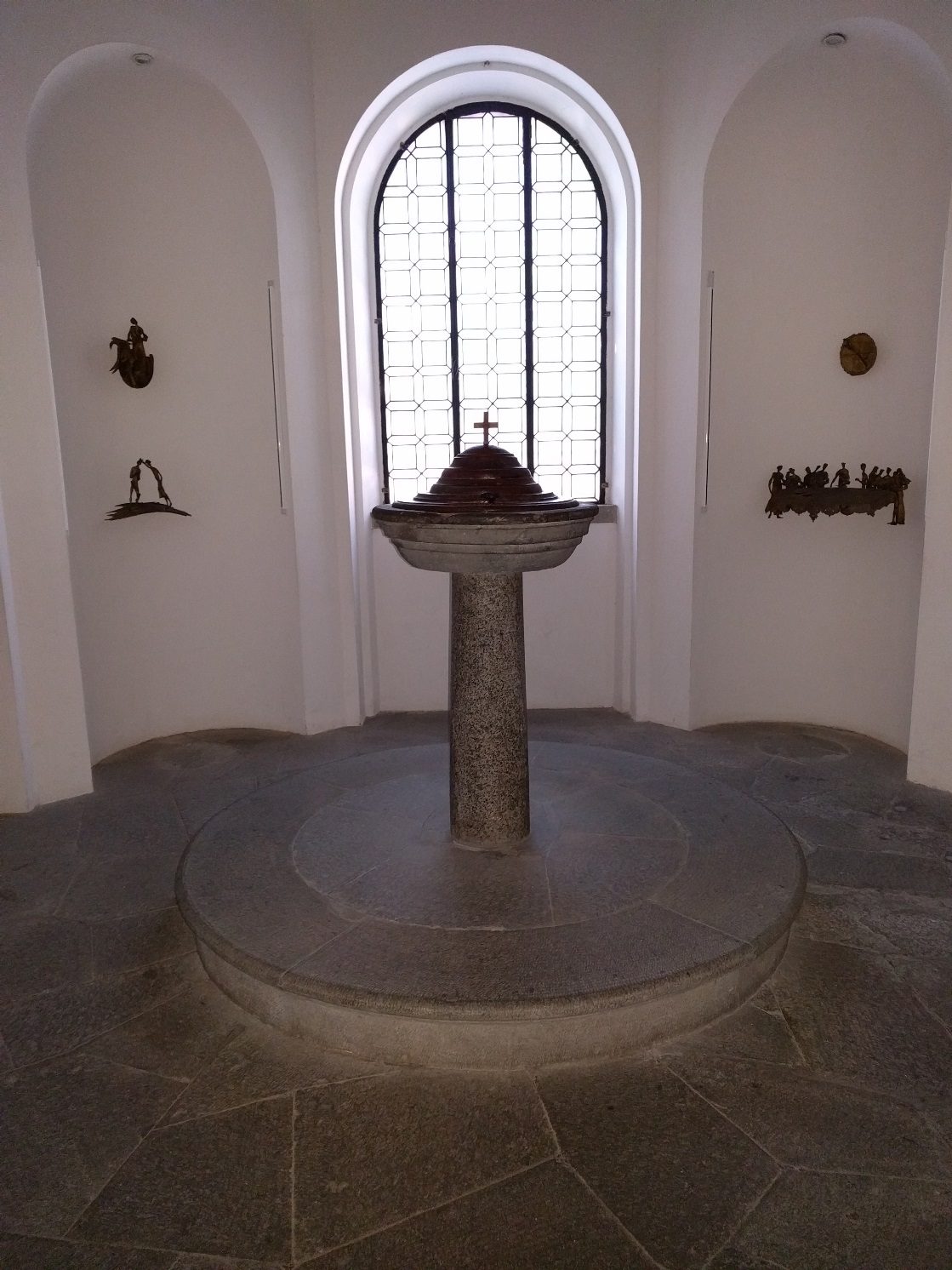 Leonardo da Vinci's baptismal font (4).jpg